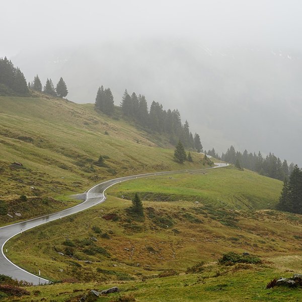 simoooooooonn-road-7504719_1280 1